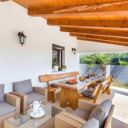 Villa Pomer *