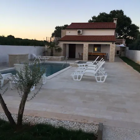 Villa Pomer *