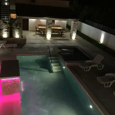 Villa Pomer Βίλα