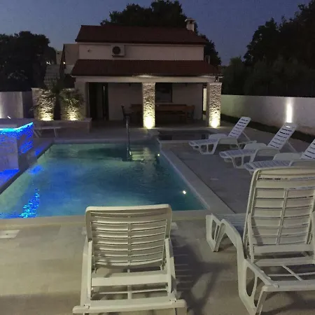 Villa Pomer Βίλα
