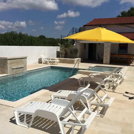 Villa Villa Pomer *