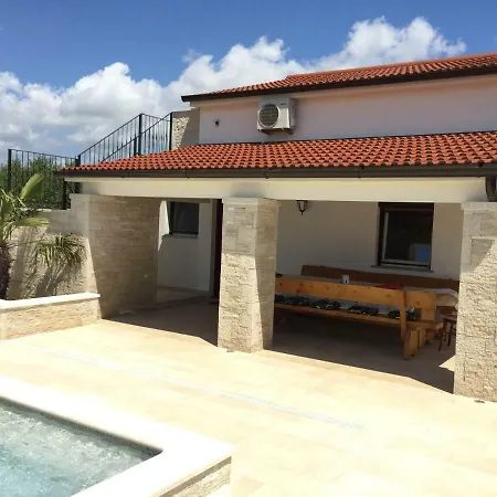 Villa Pomer *