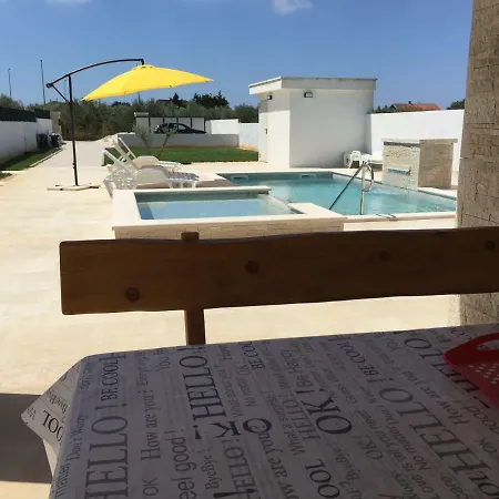 Villa Pomer Βίλα
