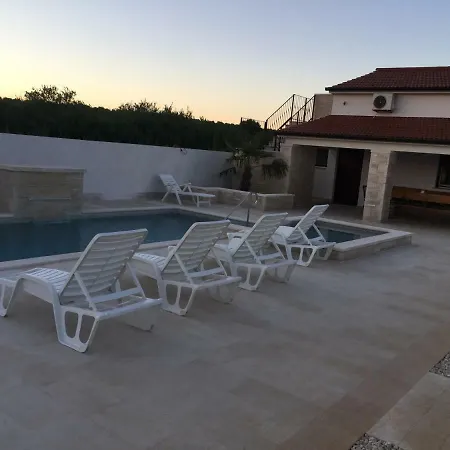 Villa Pomer Willa *
