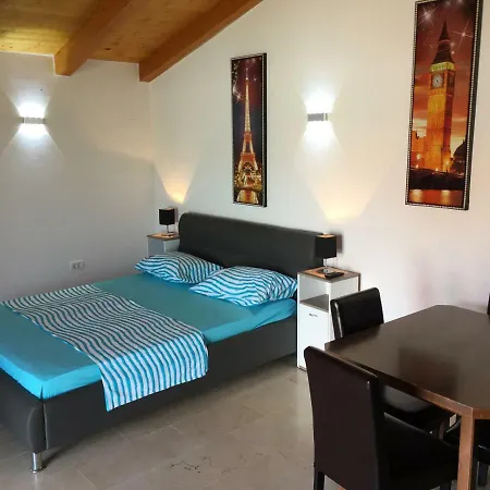 Villa Pomer *