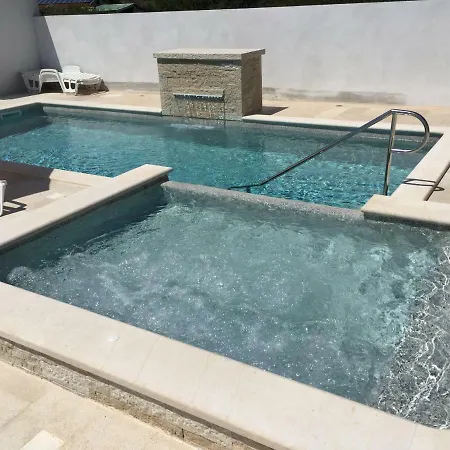 Villa Pomer וילה *